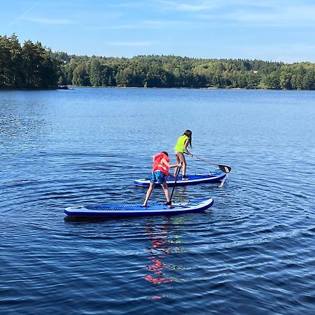 Sjoenaera Stuga Med Bat Och Bastu Ramkvilla Bagian luar foto