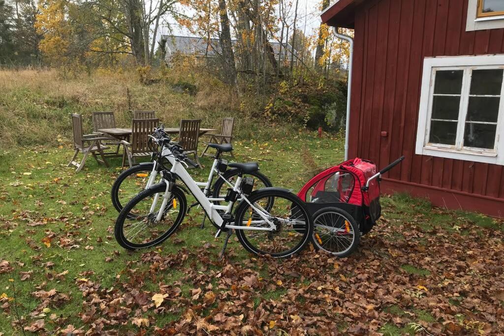 Sjoenaera Stuga Med Bat Och Bastu Ramkvilla Bagian luar foto