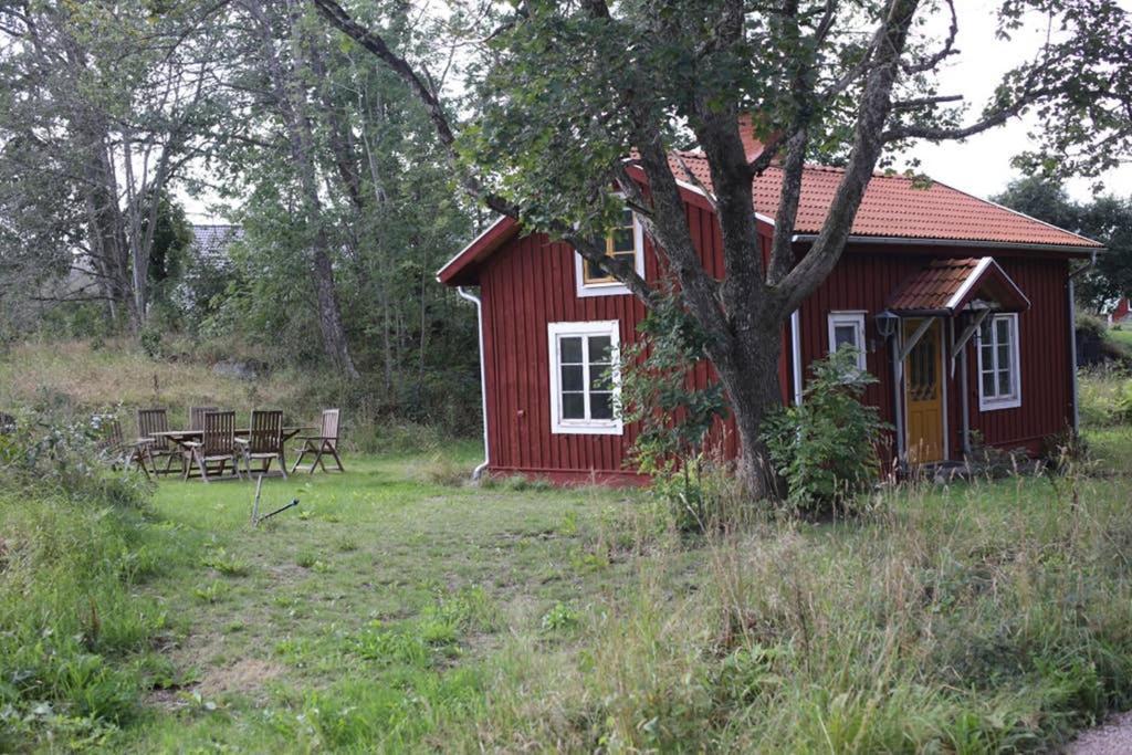 Sjoenaera Stuga Med Bat Och Bastu Ramkvilla Bagian luar foto