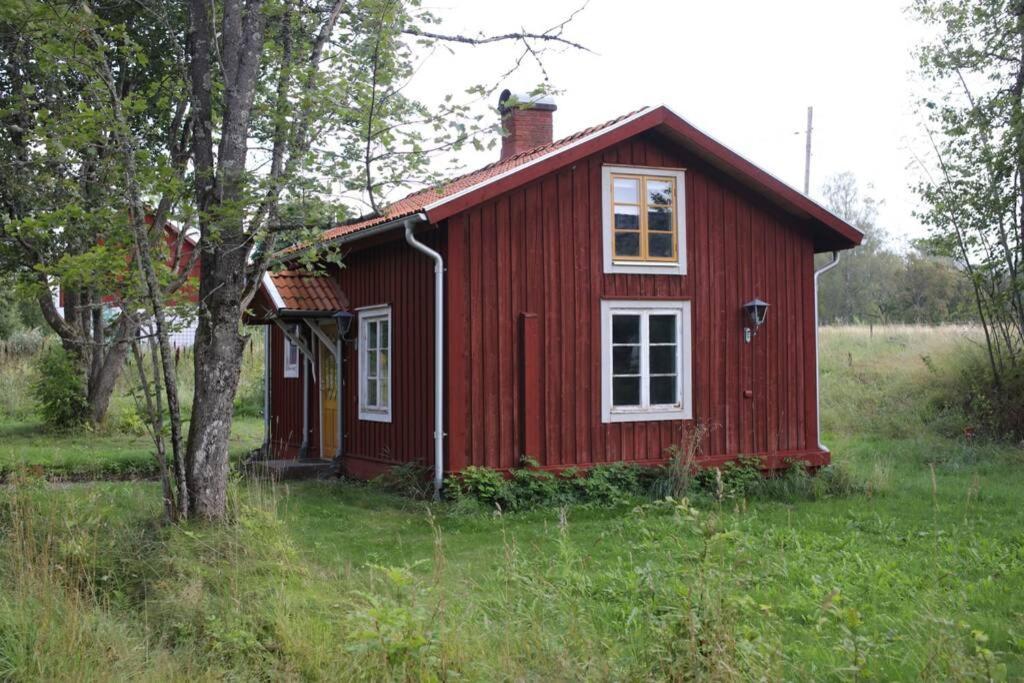 Sjoenaera Stuga Med Bat Och Bastu Ramkvilla Bagian luar foto