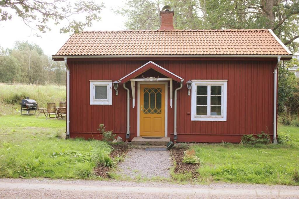 Sjoenaera Stuga Med Bat Och Bastu Ramkvilla Bagian luar foto