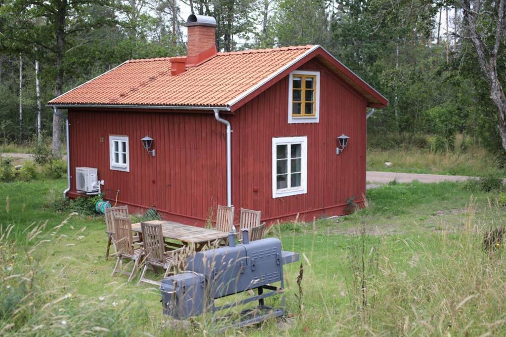 Sjoenaera Stuga Med Bat Och Bastu Ramkvilla Bagian luar foto