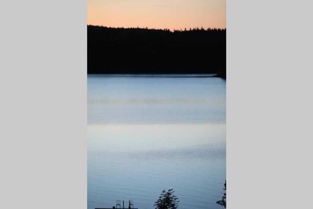 Sjoenaera Stuga Med Bat Och Bastu Ramkvilla Bagian luar foto