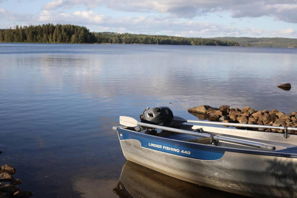 Sjoenaera Stuga Med Bat Och Bastu Ramkvilla Bagian luar foto